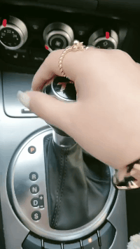 邪恶内涵的美女动态图：不好，这俩小伙被妹子盯上了