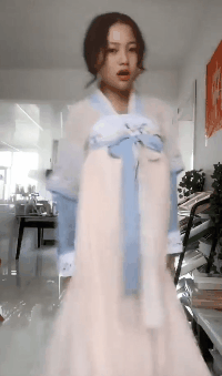 搞笑的动图GIF图片：妹子出忽意料的动作，闪瞎我的眼！