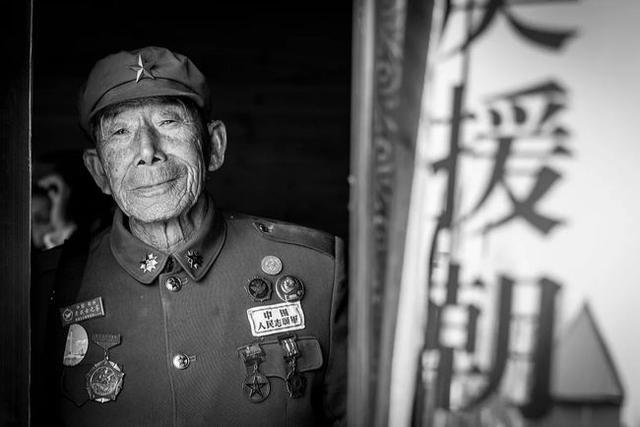 1986年记者偶遇跛脚老汉，看到家中旧照：这不是彭德怀和贺龙吗？
