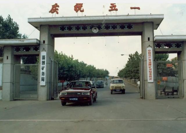 周总理的小学老师去世后，其儿子进京求职，总理接见他后当场落泪
