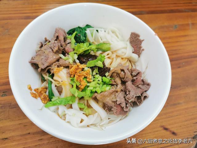 牛肉嫩,粿条滑,肉汤鲜,沙茶香,洒香芹沫金蒜粒,潮汕牛肉干 