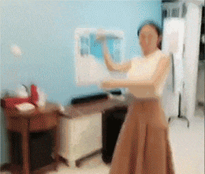 美女邪恶的动态图图片：吃不吃饭无所谓，主要还是拍照要好看！