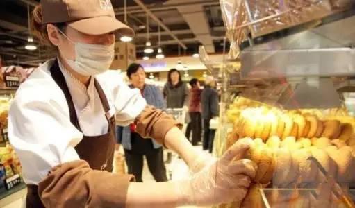 胖东来创始人于东来：90%利润给员工，冲在抗洪第一线