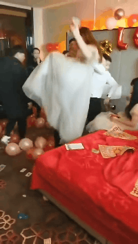 搞笑的GIF趣图：看这笑容，妹子一定很满足吧！