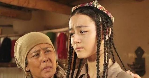 早期出演电视剧《阿娜尔罕》时,因为角色需求,扮相也比较土.