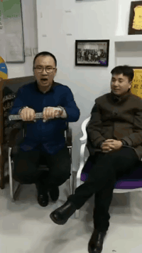 搞笑的动态图图片：现在连牛也来嘲讽单身狗了