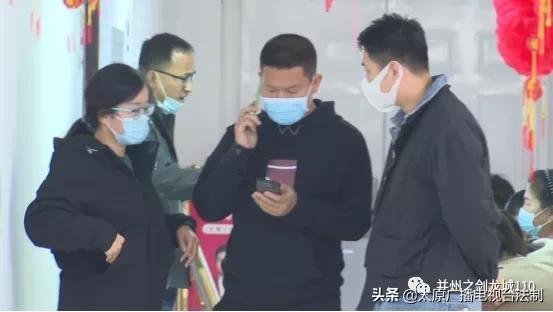 天鹅到家：育儿嫂带娃方式引争议 顾客上门维权困难重重