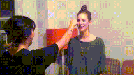 性感女人动态图GIF：自带两个沙滩排“球”