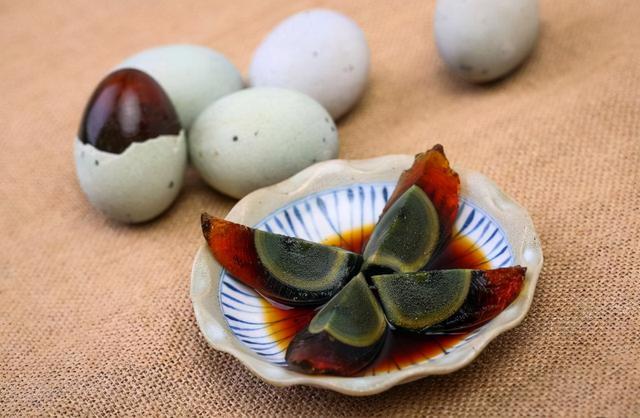 松花蛋上的 黑斑 是重金属残留吗 会危害健康吗 答案很简单 全网搜