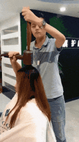 爆笑的GIF动图：小伙这么回家就好羡慕，钥匙都不用带