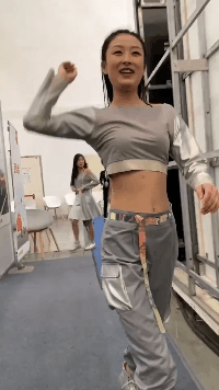 搞笑动态图GIF：这鸡应该是得了腰椎间盘突出了！