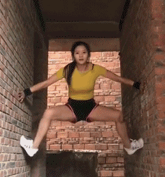 邪恶内涵的美女动态图：不好，这俩小伙被妹子盯上了