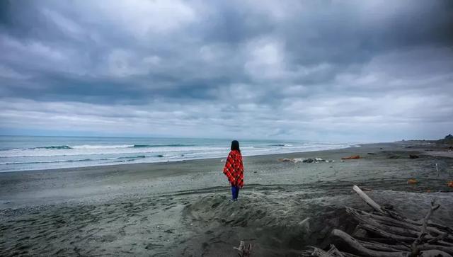 轻浮什么意思（喜欢搞暧昧的人多半是这几种心态）