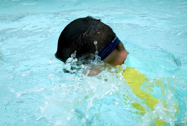 长期吸烟的男性，过了45岁，若能完成这4个动作，说明身体还不错