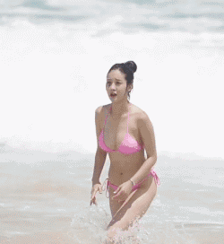 美女动态图内涵图片：妹子一夹腿，我震惊了