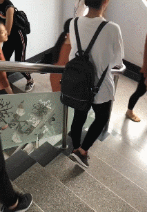 邪恶动图：姑娘们，经历了什么，怎么都这样下楼