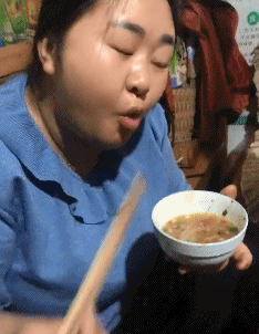 有味的动态图gif：姑娘好福气啊，蟠桃脸