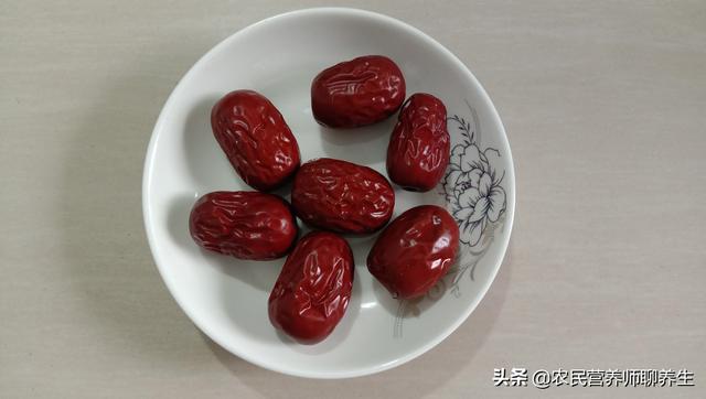 它就是晒干打出来的薏米，用它煮粥健脾祛湿，我也是刚知道的