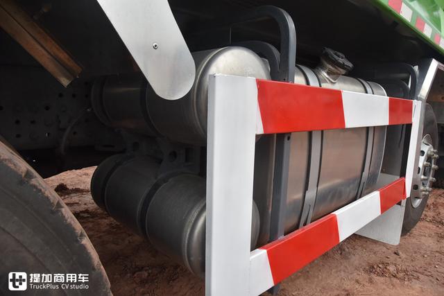 拉砂石料自卸车