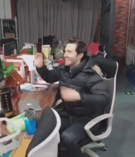 搞笑的动图GIF：这两栋楼里面的住户可能有一些隐藏关系吧！
