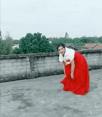 内涵的GIF动图美女图：妹子这身材曲线满分