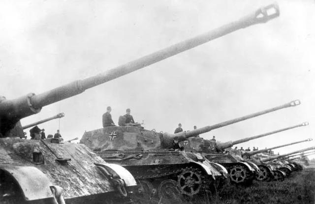 拿戈卢:德国虎王坦克，二战最拉风的重型坦克，放到现在极具工业美感