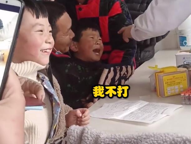 河南一萌娃打疫苗哭着喊“俺的个娘”，网友：这是奶奶带大的孩子