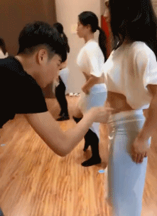 邪恶内涵的闪图GIF：姑娘，吹就好好吹嘛，干嘛呢这是