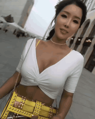 邪恶妹子图动态：新来的保姆好勤快，好喜欢！