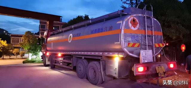 为何民营加油站便宜，不仅送小礼物还能免费洗车，老员工说出实情