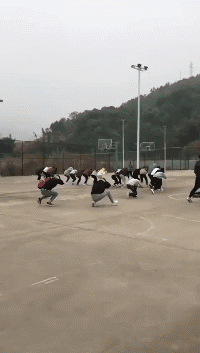 精彩的动态图片GIF:我就蹭蹭,别紧张!