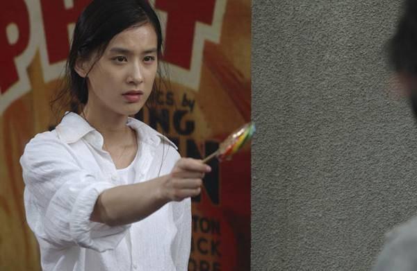 黄圣依在该剧中饰演一名哑女,虽然一句台词没有,但是她依然把这个角色