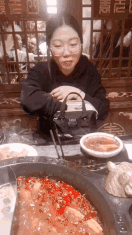 搞笑的动图GIF：如何徒手吃菠萝