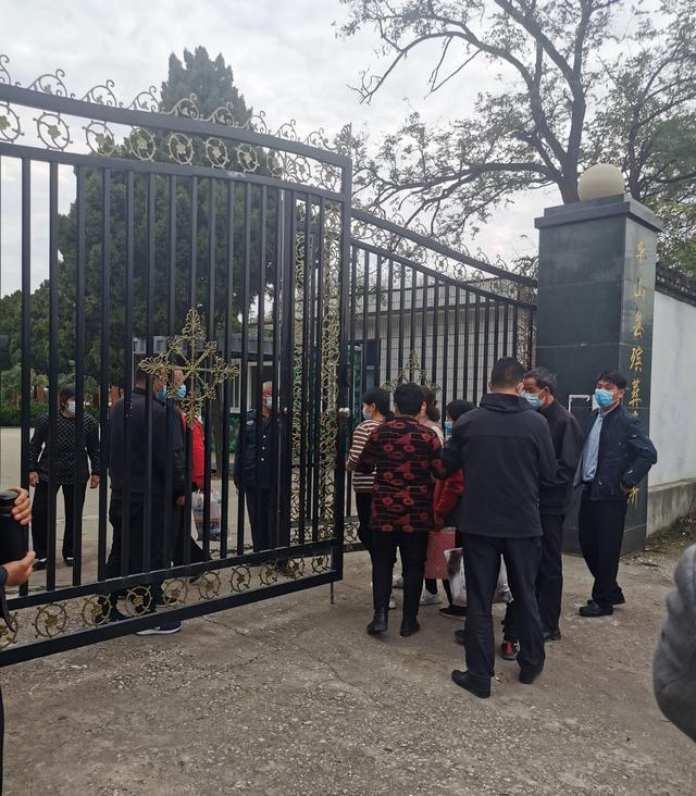 河北平山通勤车倾覆致14死，最后一名失联者曾尝试游上岸；遇难者家属想不通：涨水了为何还要过桥？