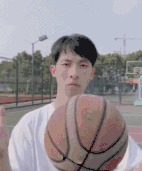 搞笑的动态图：初吻给了辣个人！