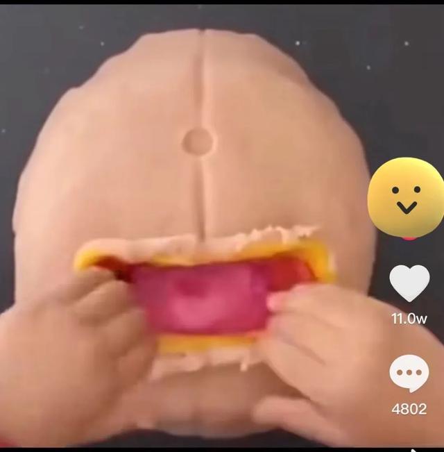 儿子四岁生日，妈妈用橡皮泥模拟剖腹产，网友直呼“太硬核”