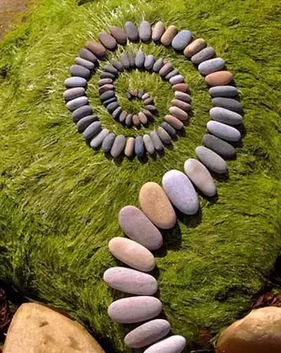 石头拼出来的石头画(利用石头天然肌理的石头画)