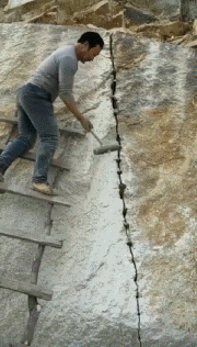 搞笑的动图GIF：酸奶盖子也可以舔啊！