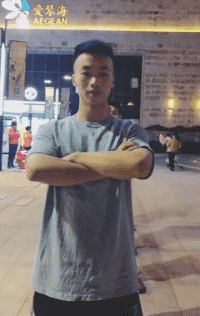 爆笑的GIF动态图：马蜂窝不是你想捅就能捅的