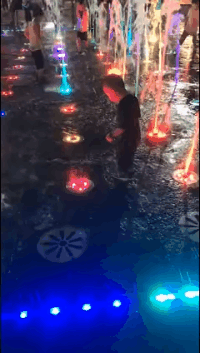爆笑的GIF动态图：妹子好力气啊，难道你也有麒麟臂