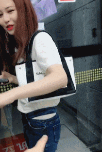 内涵美女动图：兄弟别明着指出来阿，你让人家好尴尬的
