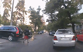 搞笑的GIF图：如果生孩子不是为了玩，那将毫无意义！