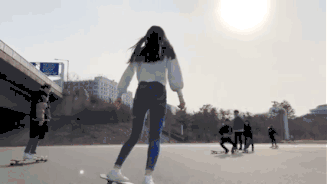 清纯美女的动态图图片：滑板小姐姐系列