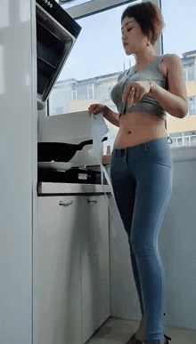 邪恶美女的动态图GIF：确定是围裙吗