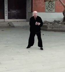 搞笑的动态图GIF：羞涩的眼神，难言心中的喜悦
