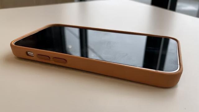 苹果 iPhone 13 mini 专用皮革保护壳使用感受：价格合理