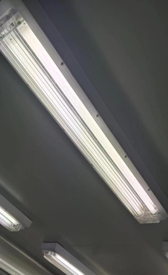 长灯管怎么安装图解如何更换电灯管