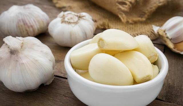 炒菜时先放大蒜，会产生致癌物吗？不妨听听医生怎么说