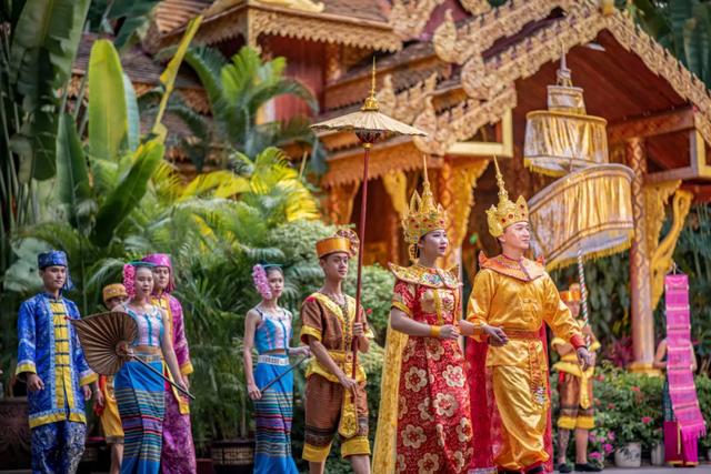 王朝故地,大幕已启…虔诚点燃水灯祈福,肆意沉醉篝火狂欢庄严典雅王室