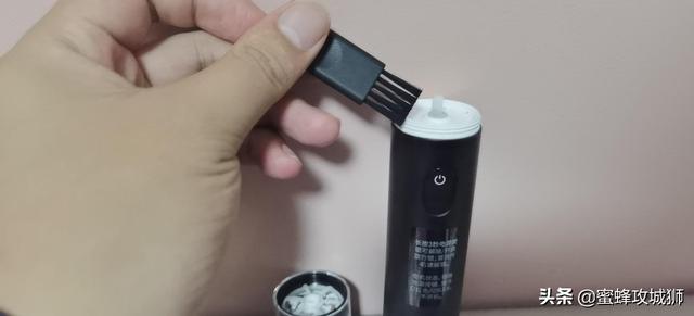 新一代程序员也可以很精致，须眉便携剃须刀T3评测，小巧易携带
